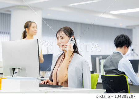 ビジネスウーマン オフィス ビジネスウーマン オフィス 134888297