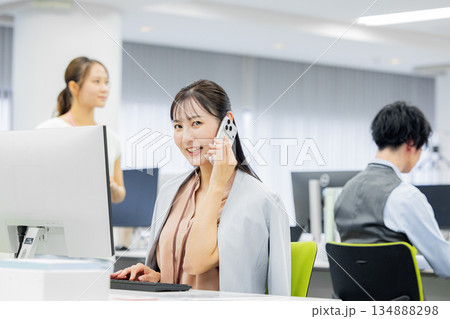 ビジネスウーマン オフィス ビジネスウーマン オフィス 134888298