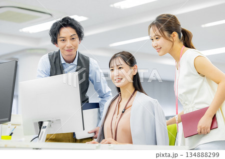 クリエイティブなビジネスチーム クリエイティブなビジネスチーム 134888299