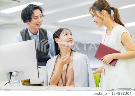 クリエイティブなビジネスチーム 134888304