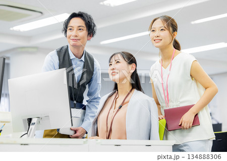 クリエイティブなビジネスチーム クリエイティブなビジネスチーム 134888306