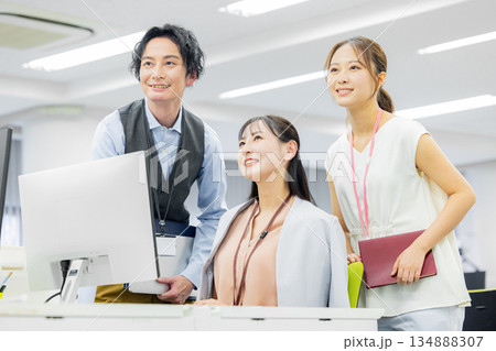 クリエイティブなビジネスチーム クリエイティブなビジネスチーム 134888307