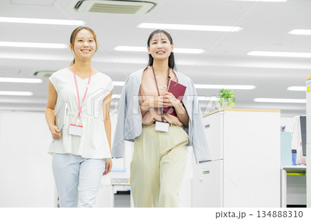 オフィスで歩きながら話す女性 134888310