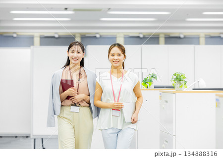 オフィスで歩きながら話す女性 オフィスで歩きながら話す女性 134888316