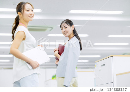 クリエイティブなビジネスウーマン クリエイティブなビジネスウーマン 134888327