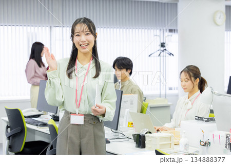 オフィスで働く女性 134888377