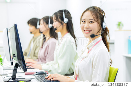 若い女性、オペレーター、コールセンター、スタッフ 134888387