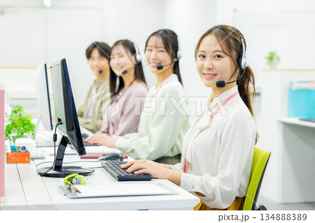 若い女性、オペレーター、コールセンター、スタッフ 134888389
