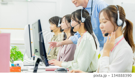 若い女性、オペレーター、コールセンター、スタッフ 134888390