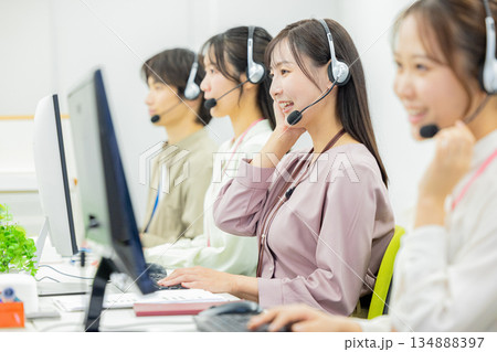 若い女性、オペレーター、コールセンター、スタッフ 若い女性、オペレーター、コールセンター、スタッフ 134888397