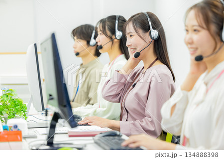若い女性、オペレーター、コールセンター、スタッフ 134888398