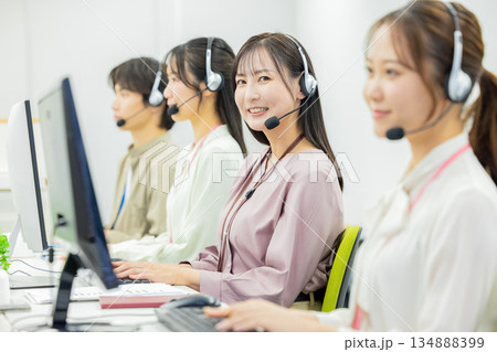 若い女性、オペレーター、コールセンター、スタッフ 134888399