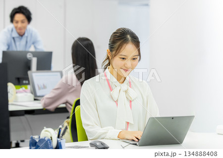 オフィスで働くビジネスウーマン 134888408