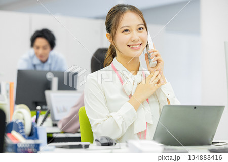 オフィスで電話をする女性 134888416