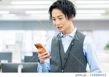 最新スマホを操作する男性 最新スマホを操作する男性 134888422