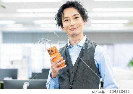 最新スマホを操作する男性 最新スマホを操作する男性 134888423