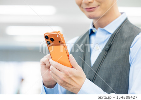 最新スマホを操作する男性 134888427