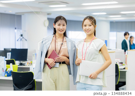 オフィスで働く女性 オフィスで働く女性 134888434