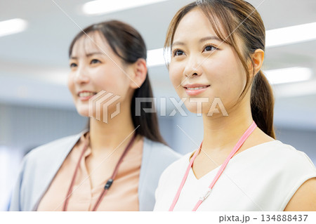 オフィスで働く女性 134888437
