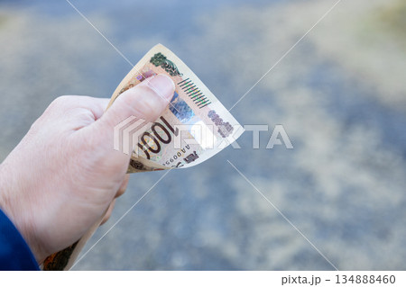 左手で握りしめている一万円札 しわくちゃになっているお札 左手で握りしめている一万円札 しわくちゃになっているお札 134888460