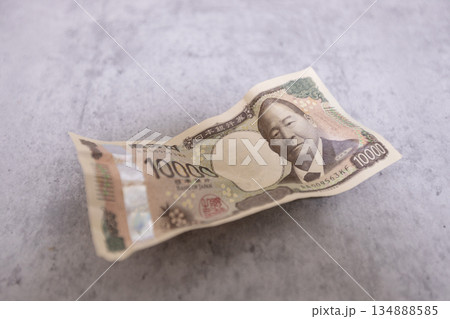 しわくちゃになって落ちている1万円札　 134888585