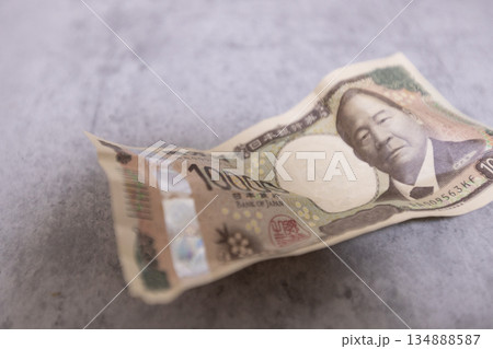 しわくちゃになって落ちている1万円札　 134888587