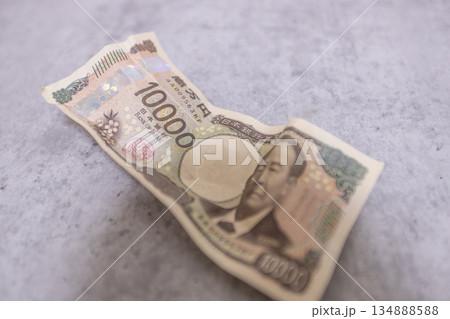 しわくちゃになって落ちている1万円札　 134888588