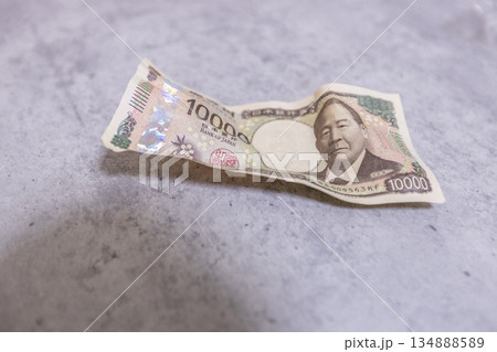 しわくちゃになって落ちている1万円札 しわくちゃになって落ちている1万円札 134888589