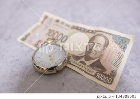しわしわの1万円札と懐中時計　時は金なりのイメージ 134888603
