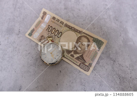 しわしわの1万円札と懐中時計　時は金なりのイメージ 134888605