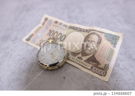 しわしわの1万円札と懐中時計　時は金なりのイメージ 134888607
