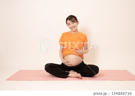 マタニティヨガをする女性 マタニティヨガをする女性 134888716