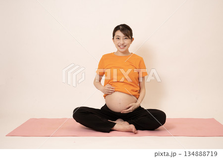 マタニティヨガをする女性 134888719