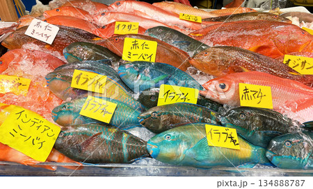 市場に並んだ新鮮でカラフルな沖縄の魚 134888787