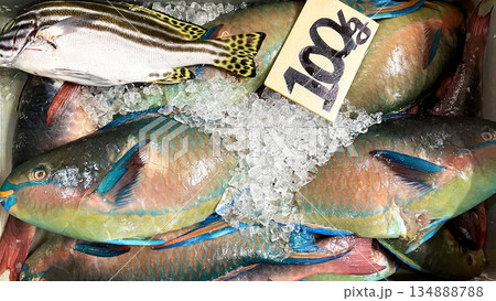 市場に並んだ新鮮でカラフルな沖縄の魚 134888788
