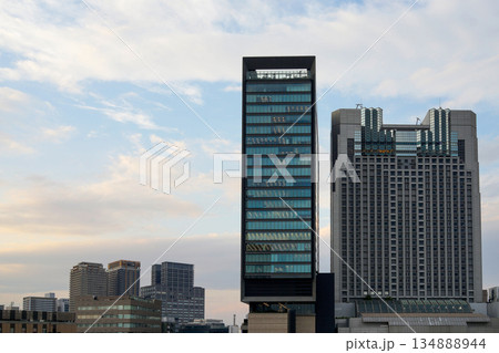 大阪・難波のスカイラインとスイスホテル南海大阪のビル群 134888944
