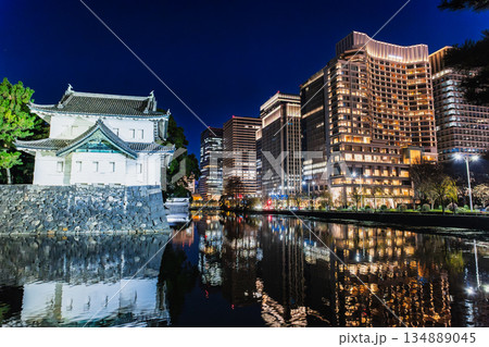 東京　ライトアップされた皇居巽櫓と丸の内 134889045