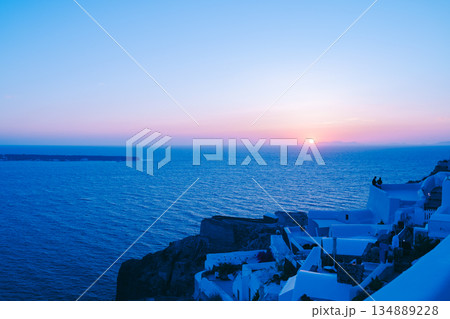 サントリーニの美しいサンセット 134889228