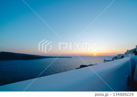 サントリーニの美しいサンセット 134889229