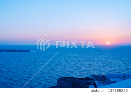 サントリーニの美しいサンセット 134889230