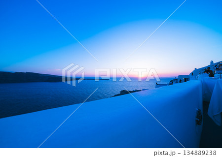サントリーニの美しいサンセット 134889238