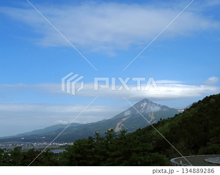 磐梯山上空に白い傘雲が現れた。青空に印象的で綺麗だ。 134889286