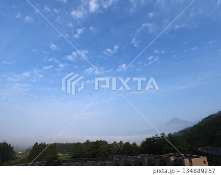 春の霞から薄っすら磐梯山が現れた。青空と白い霞のグラデーションが印象的で綺麗だ。 春の霞から薄っすら磐梯山が現れた。青空と白い霞のグラデーションが印象的で綺麗だ。 134889287