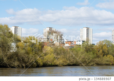 ロンドン郊外を流れるテームズ川とそのわきに茂木々と遠くに見える高層マンション 134889307
