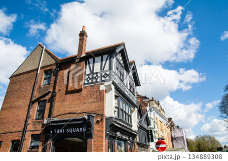明るい青空の下の歴史的な赤レンガの建物　ロンドン郊外のキューにて 134889308