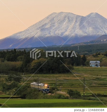 紅葉の妙高はねうまラインと初冠雪した黒姫山 134889384