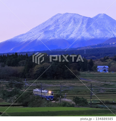 紅葉の妙高はねうまラインと初冠雪した黒姫山 134889385
