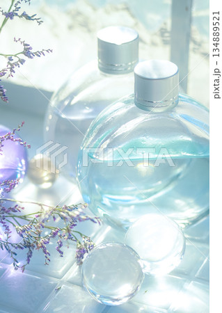 化粧品のイメージ画像［透明な化粧品のボトル］ 134889521