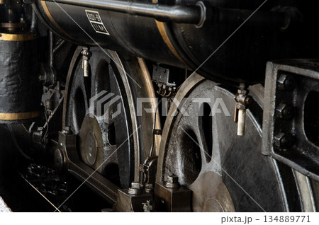 蒸気機関車の力強い動輪 134889771