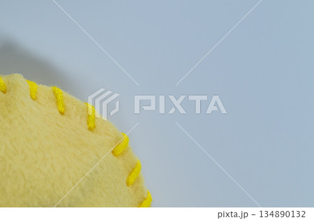 黄色のフェルト生地と刺繍糸のアップ 黄色のフェルト生地と刺繍糸のアップ 134890132